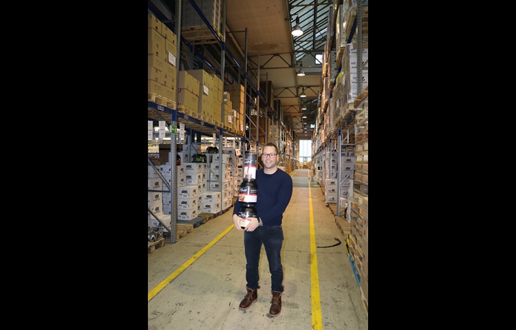 Der Mitbegründer und technische Direktor (CTO) der Powerfood AG, Reto Hugi, vor den meterhohen Hochregalen im Logistikzentrum in Schaffhausen.