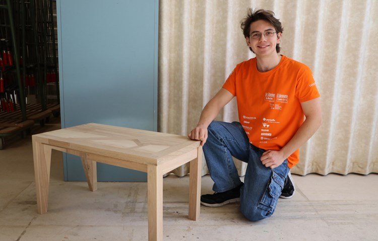 «Ich hätte nicht gedacht, dass ich ein Möbel in 13 Stunden herstellen kann», freut sich Julian Rio. «Ich hätte nicht gedacht, dass ich ein Möbel in 13 Stunden herstellen kann», freut sich Julian Rio.