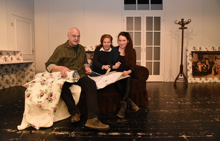 Peter Schöni, Eva Mann und Sandrine Bollhalder planen die letzten Feinheiten des Bühnenbildes. Peter Schöni, Eva Mann und Sandrine Bollhalder planen die letzten Feinheiten des Bühnenbildes.