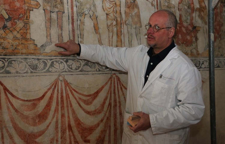 Der Restaurator Rolf Zurfluh reinigt und befestigt zurzeit die einzigartigen Fresken der Galluskapelle in Oberstammheim. Der Restaurator Rolf Zurfluh reinigt und befestigt zurzeit die einzigartigen Fresken der Galluskapelle in Oberstammheim.