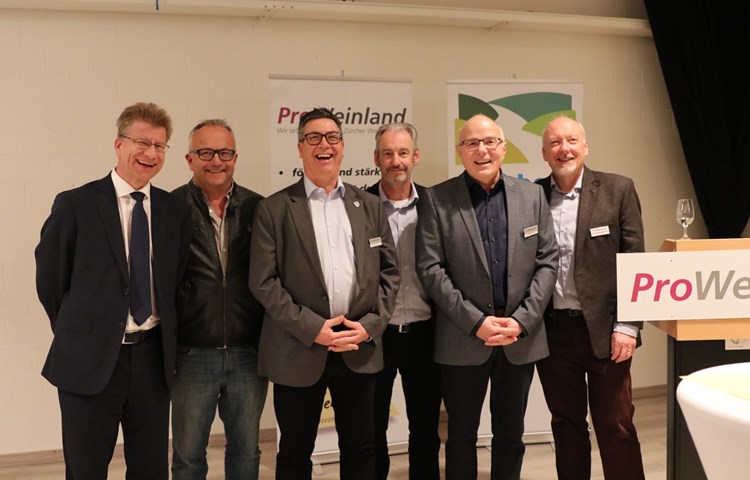 Mitte Dezember hatte der Lenkungsausschuss mit den vier Gemeindepräsidenten (v.l.) Serge Rohrbach, Peter Läderach, Hansruedi Mosch und Sergio Rämi sowie Martin Erb und Felix Juchler von Pro Weinland Grund zur Freude: Das Weinland wurde ins Förderprogramm Neue Regionalpolitik (NRP) des Bundes aufgenommen. Mitte Dezember hatte der Lenkungsausschuss mit den vier Gemeindepräsidenten (v.l.) Serge Rohrbach, Peter Läderach, Hansruedi Mosch und Sergio Rämi sowie Martin Erb und Felix Juchler von Pro Weinland Grund zur Freude: Das Weinland wurde ins Förderprogramm Neue Regionalpolitik (NRP) des Bundes aufgenommen.
