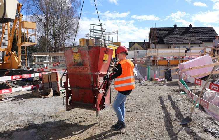 Sean Paterson darf gleich zu Beginn mit auf die Baustelle und hautnah miterleben, was alles in den Aufgabenbereich eines Transportfachmanns fällt. Sean Paterson darf gleich zu Beginn mit auf die Baustelle und hautnah miterleben, was alles in den Aufgabenbereich eines Transportfachmanns fällt.