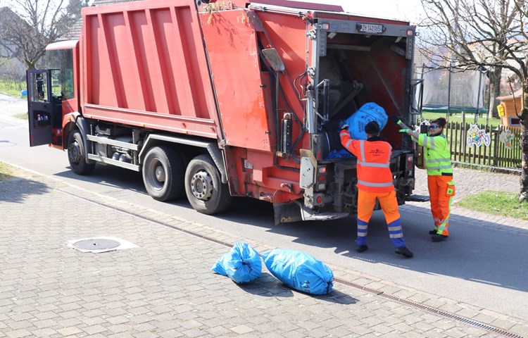Ab April muss die Firma Mühle laut Vertrag Fahrzeuge einsetzen, die die Euronorm 6 erfüllen. Das Personal seinerseits bittet, Säcke gut verschlossen an den Strassenrand zu stellen. Nicht nur in Zeiten von Corona. Ab April muss die Firma Mühle laut Vertrag Fahrzeuge einsetzen, die die Euronorm 6 erfüllen. Das Personal seinerseits bittet, Säcke gut verschlossen an den Strassenrand zu stellen. Nicht nur in Zeiten von Corona.