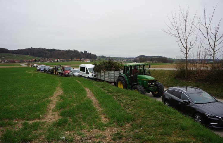 Warten vor der Sammelstelle A4 – ab 1. April gelten erweiterte Öffnungszeiten. Warten vor der Sammelstelle A4 – ab 1. April gelten erweiterte Öffnungszeiten.