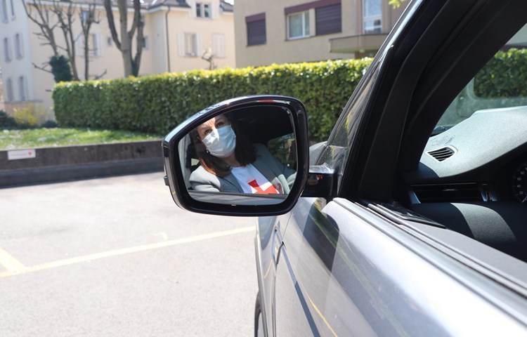 Freiwillige bringen Menschen zu Arztterminen. Fahrerinnen und Fahrer über 65 stehen derzeit nicht im Einsatz, die anderen tragen Masken. Freiwillige bringen Menschen zu Arztterminen. Fahrerinnen und Fahrer über 65 stehen derzeit nicht im Einsatz, die anderen tragen Masken.