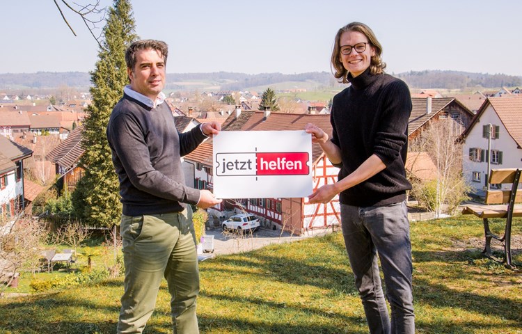 Thomas Hausheer (l.) und Nils Hugo Edelmann auf dem Marthaler Lindenhof. Ihre Plattform jetzt-helfen.ch verbreitet sich weit über das Weinland hinaus. Thomas Hausheer (l.) und Nils Hugo Edelmann auf dem Marthaler Lindenhof. Ihre Plattform jetzt-helfen.ch verbreitet sich weit über das Weinland hinaus.
