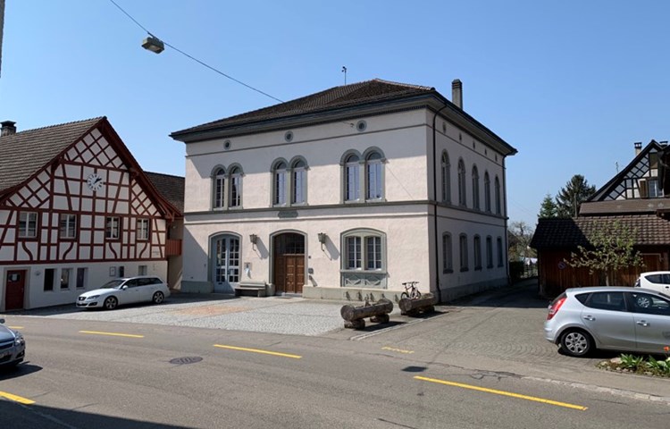 Trauungen sind weiterhin möglich, aber nicht in allen Lokalitäten. Das Traulokal im alten Gemeindehaus Kleinandelfingen dient als Notlösung. Trauungen sind weiterhin möglich, aber nicht in allen Lokalitäten. Das Traulokal im alten Gemeindehaus Kleinandelfingen dient als Notlösung.