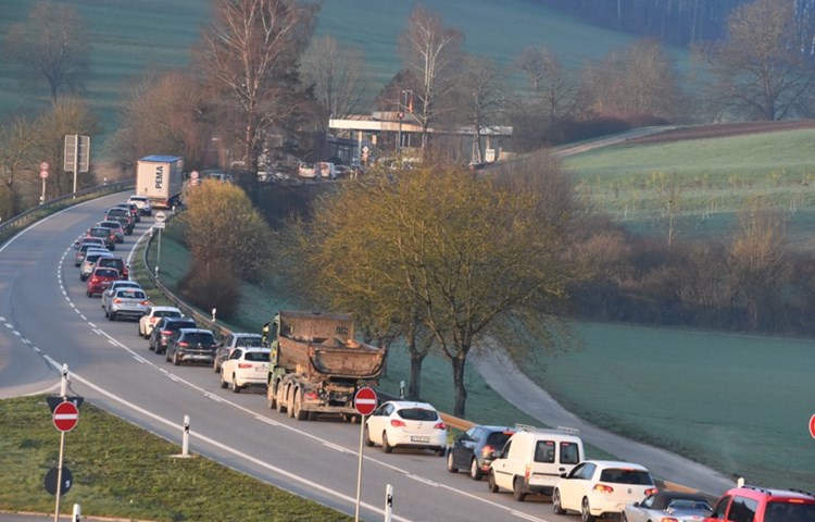 Der Grenzübergang Lottstetten/Rafz-Solgen ist der einzige geöffnete Grenzübergang in den Kanton Zürich. Der Grenzübergang Lottstetten/Rafz-Solgen ist der einzige geöffnete Grenzübergang in den Kanton Zürich.