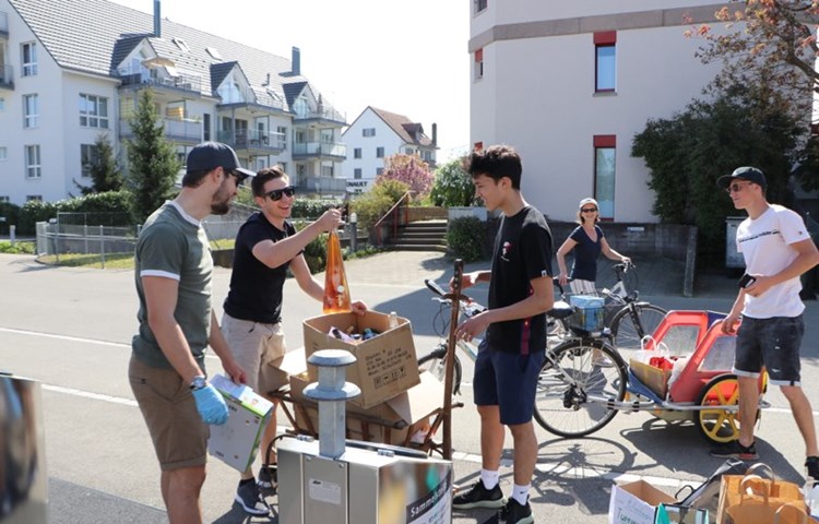 Mit Leiterwagen und Veloanhängern bringen die Helfer des Turnvereins ... Mit Leiterwagen und Veloanhängern bringen die Helfer des Turnvereins ...