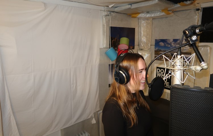 Annika Lia Braun nahm mit Musikproduzent Genemo ein erstes Lied professionell auf, das ab heute auf allen Musikplattformen zu hören ist. Annika Lia Braun nahm mit Musikproduzent Genemo ein erstes Lied professionell auf, das ab heute auf allen Musikplattformen zu hören ist.