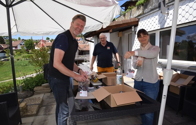 Bernhard Siegmann, Heinz Büchi und Barbara Erdmann (v.l.) verpackten am Mittwochnachmittag die Schokoküsse in kleine Säckli. Bernhard Siegmann, Heinz Büchi und Barbara Erdmann (v.l.) verpackten am Mittwochnachmittag die Schokoküsse in kleine Säckli.