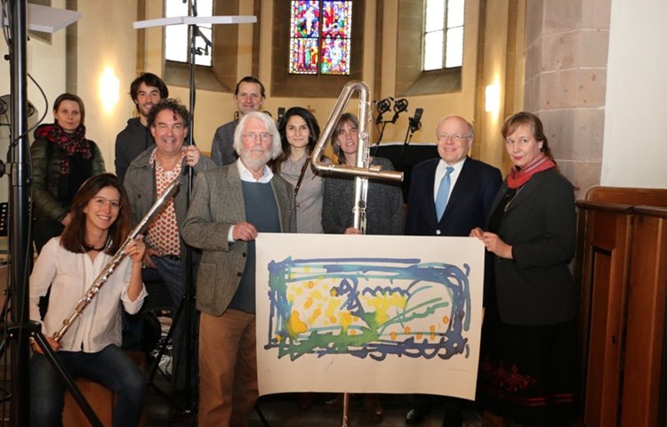 Ein Teil der Filmmusik wurde in der Sankt-Anna-Kapelle eingespielt. Mit dabei waren ausser den Flötistinnen und Tontechnikern der Regisseur und Initiator Beat Toniolo (getupftes Hemd) und Neuhausens Gemeindepräsident Stephan Rawyler (2.v.r.). Die Komponistin Helena Winkelman und der Maler Erwin Gloor halten eines seiner Bilder. Ein Teil der Filmmusik wurde in der Sankt-Anna-Kapelle eingespielt. Mit dabei waren ausser den Flötistinnen und Tontechnikern der Regisseur und Initiator Beat Toniolo (getupftes Hemd) und Neuhausens Gemeindepräsident Stephan Rawyler (2.v.r.). Die Komponistin Helena Winkelman und der Maler Erwin Gloor halten eines seiner Bilder.
