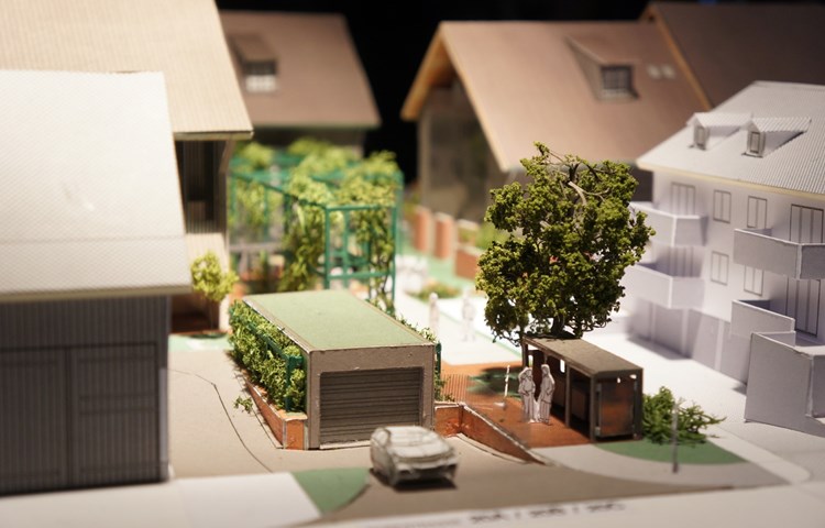 Für die Einfahrt in die Tiefgarage – im Bild das Modell, das im Juni 2019 präsentiert wurde – mussten die Architekten eine Lösung suchen, die vom Amt für Verkehr und vom Ortsbildschutz genehmigt werden kann. Für die Einfahrt in die Tiefgarage – im Bild das Modell, das im Juni 2019 präsentiert wurde – mussten die Architekten eine Lösung suchen, die vom Amt für Verkehr und vom Ortsbildschutz genehmigt werden kann.