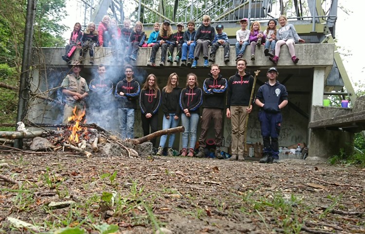 Cevi im Wald ist derzeit nicht möglich. Leo Fluck (unten, 3. von rechts) und seine Leiterkollegen suchten deshalb nach anderen Möglichkeiten, um die Kinder zu animieren. Cevi im Wald ist derzeit nicht möglich. Leo Fluck (unten, 3. von rechts) und seine Leiterkollegen suchten deshalb nach anderen Möglichkeiten, um die Kinder zu animieren.