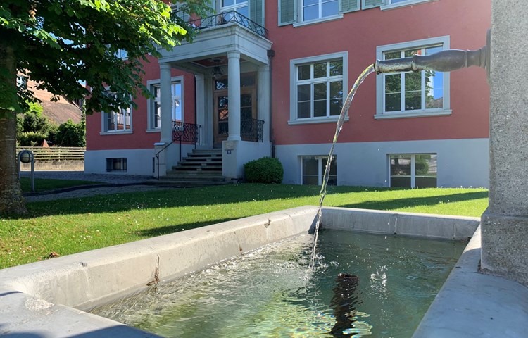 Am Mittwoch plätscherte der Brunnen vor der Verwaltung noch. «Morgen stelle ich ihn ab», sagte der Zuständige. Am Mittwoch plätscherte der Brunnen vor der Verwaltung noch. «Morgen stelle ich ihn ab», sagte der Zuständige.
