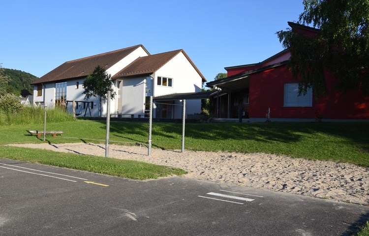 Ergänzungen bei der Revision der Gemeindeordnung der Schule Flaachtal sollen Bürgern mehr Mitsprachemöglichkeiten bieten. Dies könnte helfen, das Dorfemer Schulhaus (Bild) vor der Schliessung zu bewahren. Ergänzungen bei der Revision der Gemeindeordnung der Schule Flaachtal sollen Bürgern mehr Mitsprachemöglichkeiten bieten. Dies könnte helfen, das Dorfemer Schulhaus (Bild) vor der Schliessung zu bewahren.