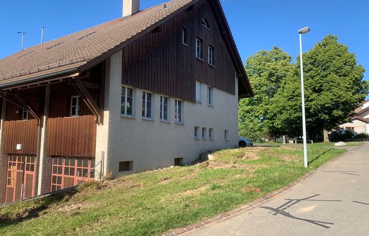 Die neue Sammelstelle wird beim Werkgebäude errichtet. Mitten im Dorf - wie einige Einwohner finden; zentral und kostengünstig - wie es der Gemeinderat sieht. Die neue Sammelstelle wird beim Werkgebäude errichtet. Mitten im Dorf - wie einige Einwohner finden; zentral und kostengünstig - wie es der Gemeinderat sieht.