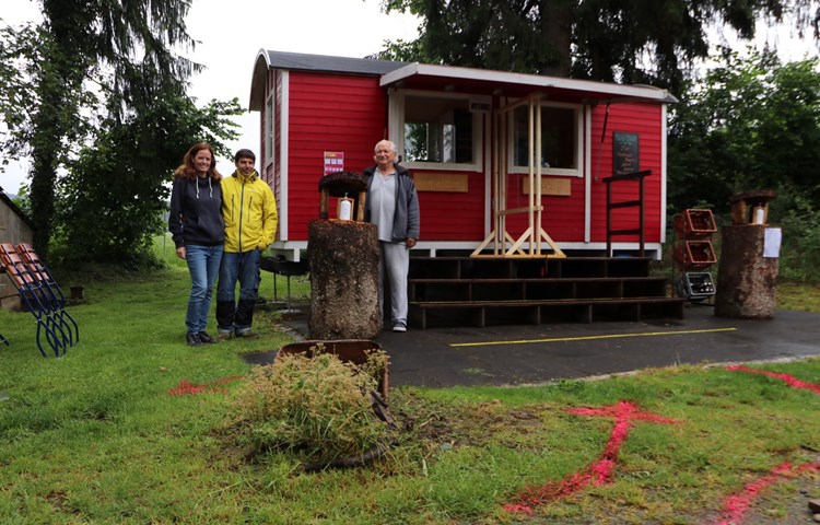 Rote Pfeile und Linien am Boden sowie eine Plexiglas-Wand trennen die Kioskbesucher von den sich anmeldenden Gästen. V.l.n.r.: Barbara und Kurt Ramel (Betriebsleiter), Peter Frey (Vereinspräsident). Rote Pfeile und Linien am Boden sowie eine Plexiglas-Wand trennen die Kioskbesucher von den sich anmeldenden Gästen. V.l.n.r.: Barbara und Kurt Ramel (Betriebsleiter), Peter Frey (Vereinspräsident).