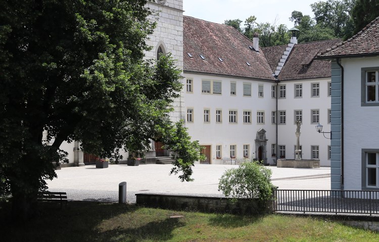 Der Kanton wird den Abt-Trakt (Mitte des Bildes, rechts von der Klosterkirche) sanieren und museal einrichten – 2025 oder 2026 soll darin das Museum mit den Schwerpunkten Kelten, Kloster, Klinik eröffnet werden. Der Kanton wird den Abt-Trakt (Mitte des Bildes, rechts von der Klosterkirche) sanieren und museal einrichten – 2025 oder 2026 soll darin das Museum mit den Schwerpunkten Kelten, Kloster, Klinik eröffnet werden.