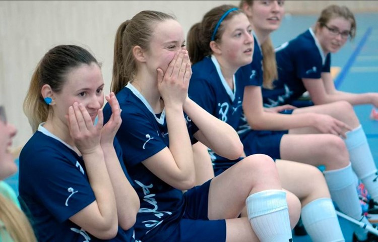 Sie haben gut lachen: Die Damen des UHC Wyland durften trotz vorzeitigem Saisonabbruch in die 2. Liga Kleinfeld aufsteigen. Und auch in der Oberklasse müssen sie nicht auf ein regionales Duell verzichten. Sie haben gut lachen: Die Damen des UHC Wyland durften trotz vorzeitigem Saisonabbruch in die 2. Liga Kleinfeld aufsteigen. Und auch in der Oberklasse müssen sie nicht auf ein regionales Duell verzichten.