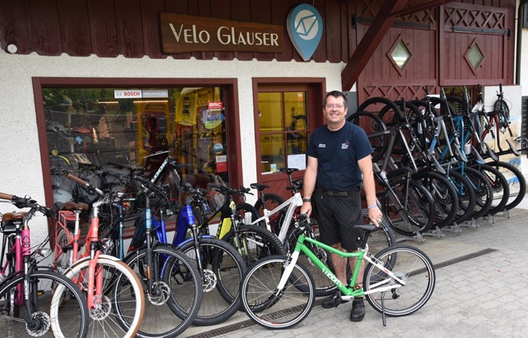 Marcel Glauser freut sich, in seinem Velo-Geschäft wieder Fahrräder verkaufen und Beratung anbieten zu können. Marcel Glauser freut sich, in seinem Velo-Geschäft wieder Fahrräder verkaufen und Beratung anbieten zu können.