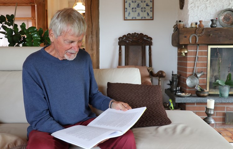 Der Dachsemer Werner Bär hat immer wieder neue Ideen für seine Krimi-Geschichten und lässt dabei seiner Fantasie freien Lauf. Seine Frau Rose-Marie hat all seine Geschichten zu Heften gebunden. Der Dachsemer Werner Bär hat immer wieder neue Ideen für seine Krimi-Geschichten und lässt dabei seiner Fantasie freien Lauf. Seine Frau Rose-Marie hat all seine Geschichten zu Heften gebunden.