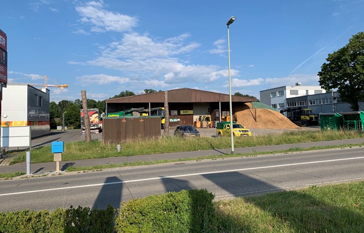 Der Gemeinderat schreibt die 2500 Quadratmeter Land zwischen Denner und SMTEC zum Verkauf aus für eine Firma, die auch in Kleinandelfingen Steuern zahlt. Der Gemeinderat schreibt die 2500 Quadratmeter Land zwischen Denner und SMTEC zum Verkauf aus für eine Firma, die auch in Kleinandelfingen Steuern zahlt.