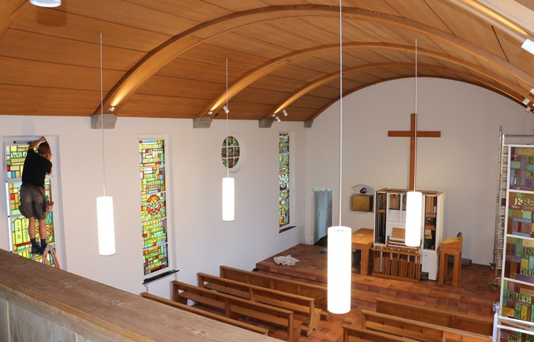 Termingerecht für die erste Messe nach dem Umbau montieren die Glaser die Bleiglasfenster. Termingerecht für die erste Messe nach dem Umbau montieren die Glaser die Bleiglasfenster.