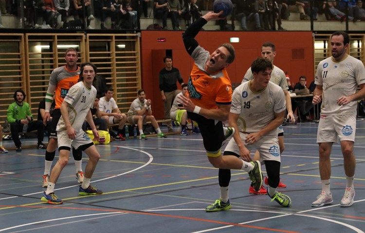 Mit Andreas Hirzel (Nr. 3, Mitte) kehrt ein alter Bekannter zum HC Andelfingen zurück. Mit Andreas Hirzel (Nr. 3, Mitte) kehrt ein alter Bekannter zum HC Andelfingen zurück.