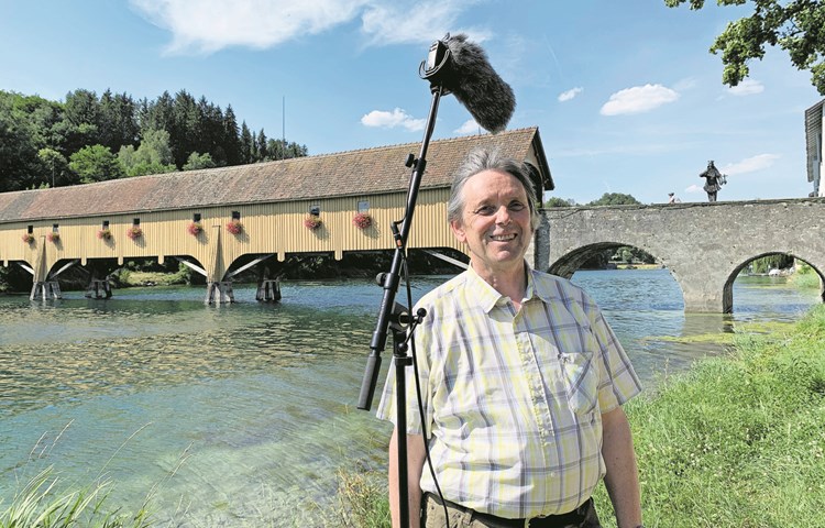 Lorenz Schreiber vor der Zollbrücke. In seiner Rede betont er das Verbindende und erzählt, was das Hilfswehr mit seiner Familie zu tun hat. Lorenz Schreiber vor der Zollbrücke. In seiner Rede betont er das Verbindende und erzählt, was das Hilfswehr mit seiner Familie zu tun hat.