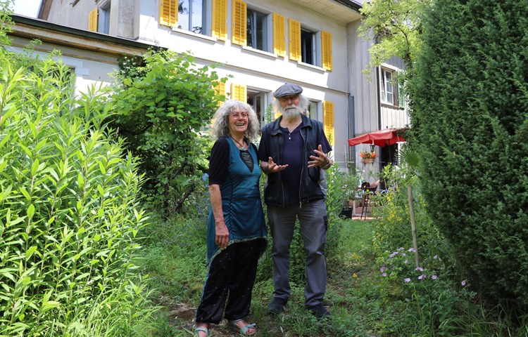 Das Künstler-Ehepaar Ursula und Hanspeter Bleisch leben im ehemaligen Posthaus in Henggart, wo sie ihrer Kreativität freien Lauf lassen können. Das Künstler-Ehepaar Ursula und Hanspeter Bleisch leben im ehemaligen Posthaus in Henggart, wo sie ihrer Kreativität freien Lauf lassen können.