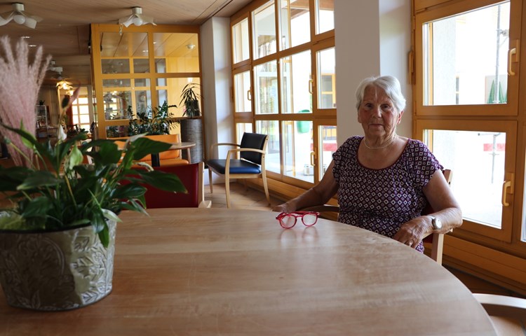 Magdalena Fischer in der Cafeteria des Zentrums für Pflege und Betreuung in Marthalen. Sie ist froh, wieder Mitbewohnende und Familie treffen zu können. Magdalena Fischer in der Cafeteria des Zentrums für Pflege und Betreuung in Marthalen. Sie ist froh, wieder Mitbewohnende und Familie treffen zu können.