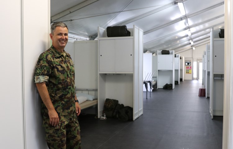 Gefordert in den Bereichen Verpflegung, Transporte und Unterkunft: Oberst im Generalstab Reto Brunschweiler im Zelt mit den Schlafkojen für Rekruten. Gefordert in den Bereichen Verpflegung, Transporte und Unterkunft: Oberst im Generalstab Reto Brunschweiler im Zelt mit den Schlafkojen für Rekruten.