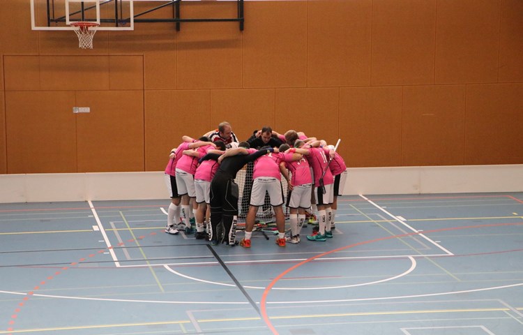 Die Wild Pigs steckten als Erste die Köpfe zusammen: Die Andelfinger lancierten die neue Saison bereits letzte Woche, von Erfolg gekrönt war der Auftritt allerdings nicht. Die Wild Pigs steckten als Erste die Köpfe zusammen: Die Andelfinger lancierten die neue Saison bereits letzte Woche, von Erfolg gekrönt war der Auftritt allerdings nicht.