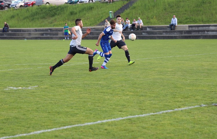 Der FC Ellikon/Marthalen (hier in Blau gegen Tössfeld) startet als erster in die Meisterschaft. Der FC Ellikon/Marthalen (hier in Blau gegen Tössfeld) startet als erster in die Meisterschaft.