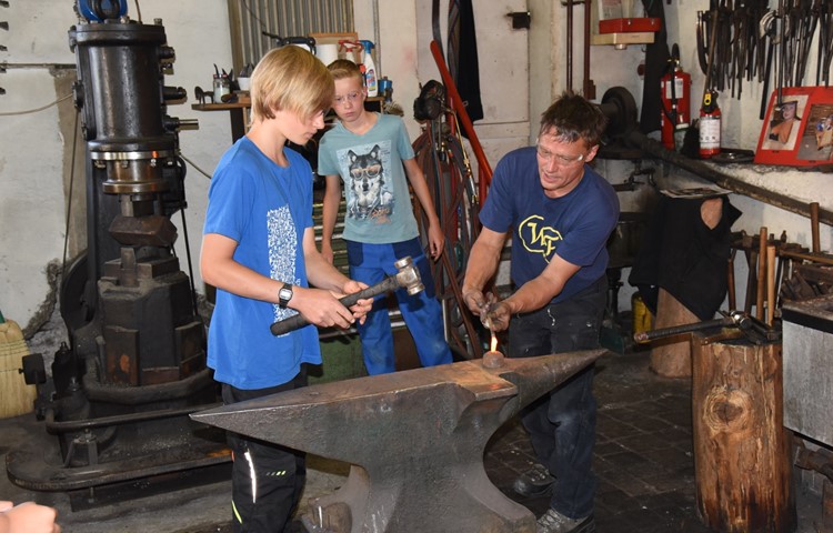 Unter der Anleitung von Walter Frehner (rechts) lernten jeweils acht Mädchen und Jungen die harte Arbeit des Schmieds kennen. Beide Kurse waren bereits acht Minuten nach der Ausschreibung ausgebucht. Unter der Anleitung von Walter Frehner (rechts) lernten jeweils acht Mädchen und Jungen die harte Arbeit des Schmieds kennen. Beide Kurse waren bereits acht Minuten nach der Ausschreibung ausgebucht.