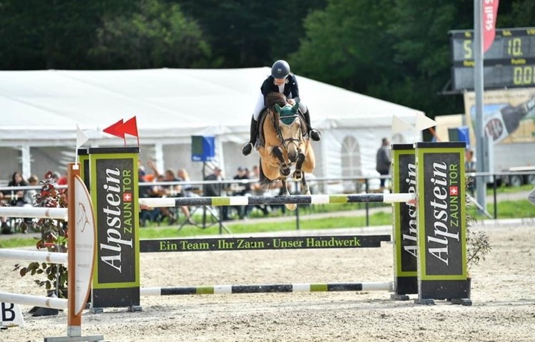 Vivien von Ballmoos und Pixie B gelang im Waadtland ein starker Auftritt. Das Bild stammt aber vom Concours in Gossau, der vor vier Wochen stattfand. Vivien von Ballmoos und Pixie B gelang im Waadtland ein starker Auftritt. Das Bild stammt aber vom Concours in Gossau, der vor vier Wochen stattfand.