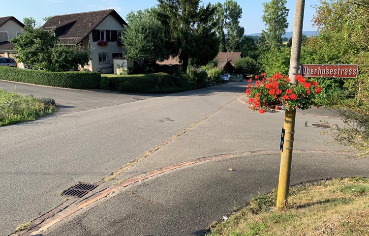 Bei der Verzweigung von Ruess- und Oberhusestrass in Marthalen, die nichts mit dem kürzlich vor Gericht verhandelten Trottiunfall zu tun hat, gilt ebenso Rechtsvortritt wie an der damals beschriebenen Stelle. Bei der Verzweigung von Ruess- und Oberhusestrass in Marthalen, die nichts mit dem kürzlich vor Gericht verhandelten Trottiunfall zu tun hat, gilt ebenso Rechtsvortritt wie an der damals beschriebenen Stelle.