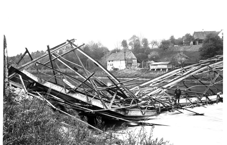 Beim Versuch, die erste Stahlbrücke bei Gütighausen im Jahr 1913 zu verstärken, stürzte diese ein. Zwei Jahre später wurde die heutige Brücke gebaut. Beim Versuch, die erste Stahlbrücke bei Gütighausen im Jahr 1913 zu verstärken, stürzte diese ein. Zwei Jahre später wurde die heutige Brücke gebaut.