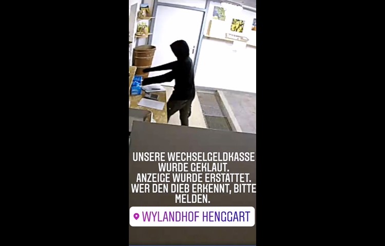 Tat vor laufender Kamera: Der Jugendliche entwendet die Kasse des Hofladens.