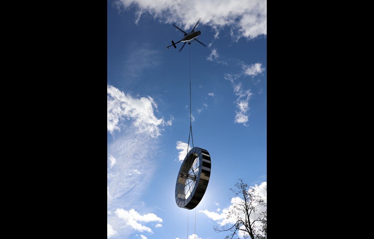 Max Hagenbucher brachte das Wasserrad per Helikopter von Marthalen nach Schlatt und trotzte dabei dem starken Wind.