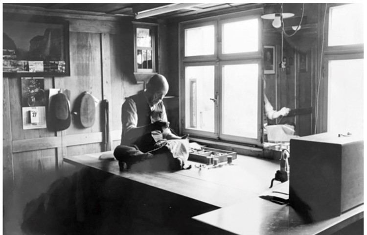 Konrad Wäch arbeitete bis zuletzt am Fenster seines Hauses in Unterstammheim, hier 1974. Konrad Wäch arbeitete bis zuletzt am Fenster seines Hauses in Unterstammheim, hier 1974.