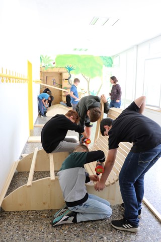 Eine Woche lang bauten Schüler Liegen für den Schulhofplatz, …