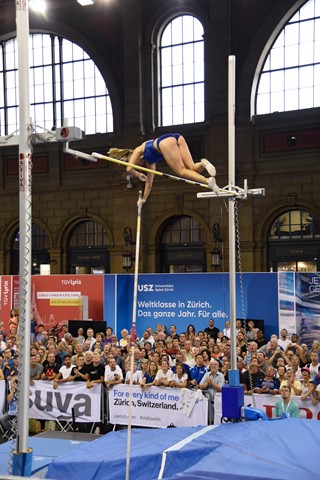 Angelica Moser – im Bild bei Weltklasse Zürich 2019 im Zürcher HB – will an der Schweizer Meisterschaft nicht nur Gold gewinnen, sondern eine neue persönliche Bestmarke überspringen; diese liegt bei 4,65 Metern.