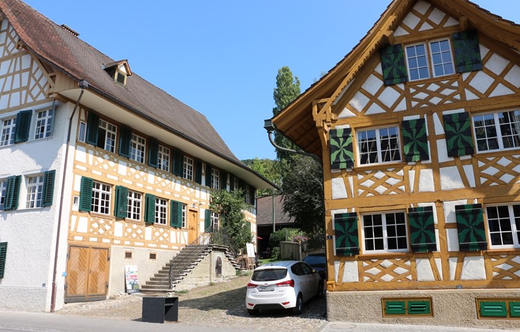 Der Girspergerhof in Unterstammheim verdankt seine gelben Riegel dem Umstand, dass eine frühere Besitzerin aus Schaffhausen stammte und diese Farbe als Bedingung für ihren Umzug nach Stammheim stellte. Der Girspergerhof in Unterstammheim verdankt seine gelben Riegel dem Umstand, dass eine frühere Besitzerin aus Schaffhausen stammte und diese Farbe als Bedingung für ihren Umzug nach Stammheim stellte.