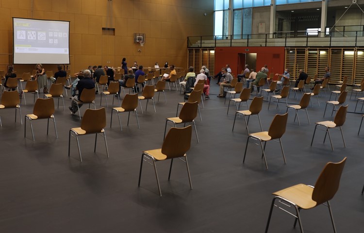 Viele Plätze blieben am Montagabend in der Dreifachhalle leer, als über die Zukunft der Schule diskutiert wurde. Viele Plätze blieben am Montagabend in der Dreifachhalle leer, als über die Zukunft der Schule diskutiert wurde.