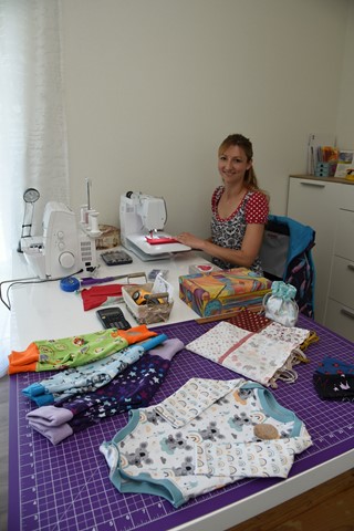 Miriam Giger liebt es, herzige Kinderkleider zu nähen.