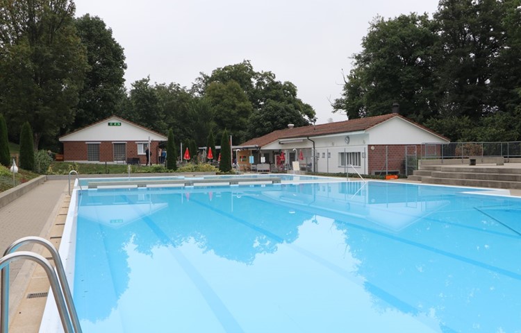 Im Hauptgebäude (rechts) entsteht ein moderner Gastrobereich. Die Sauna bleibt bestehen. Im Hauptgebäude (rechts) entsteht ein moderner Gastrobereich. Die Sauna bleibt bestehen.