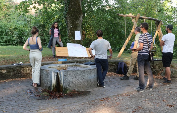 Gemeinderätin Linda Mathis erklärt Zoé Richardet, David Ammann (Firma Schawalder), Matthias Griesser, Christian Falk und Reto Schweizer (v.l.) die Massnahmen und den Zeitplan für die Aufpeppung des Grillenparks. Gemeinderätin Linda Mathis erklärt Zoé Richardet, David Ammann (Firma Schawalder), Matthias Griesser, Christian Falk und Reto Schweizer (v.l.) die Massnahmen und den Zeitplan für die Aufpeppung des Grillenparks.