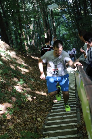 291 Stufen, 43 Höhenmeter, 100 Meter Länge: Das Erklimmen der Arova-Treppe in Flurlingen geht in die Beine (Foto von 2018). 291 Stufen, 43 Höhenmeter, 100 Meter Länge: Das Erklimmen der Arova-Treppe in Flurlingen geht in die Beine (Foto von 2018).